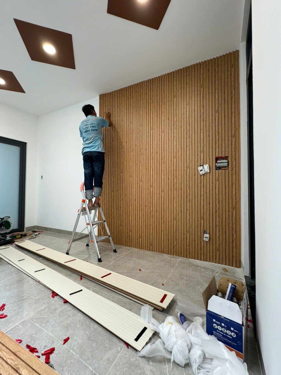 Cung  cấp thi công lam sóng ốp tường 