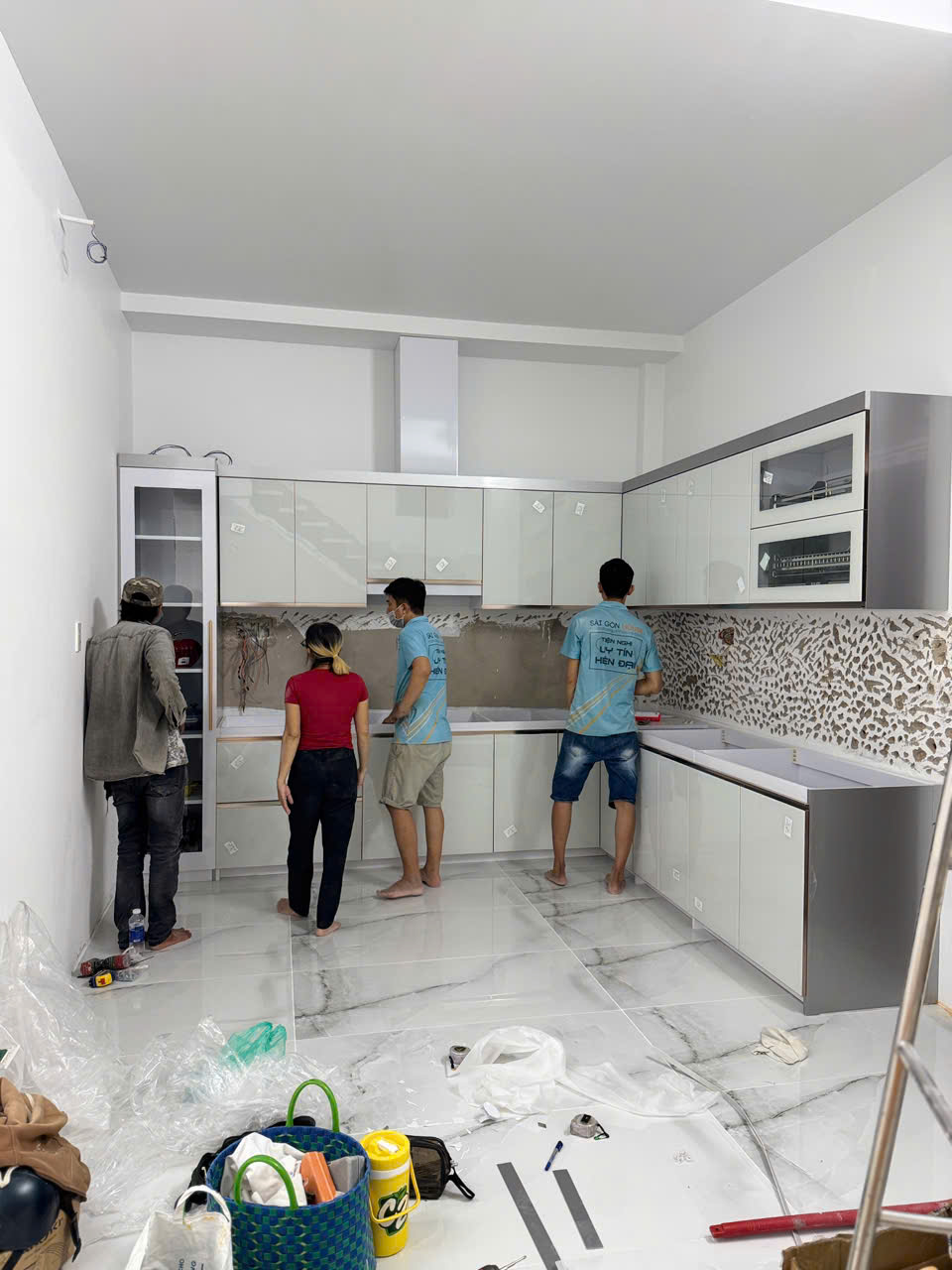 Lắp đặt tủ bếp nhôm cánh kính 