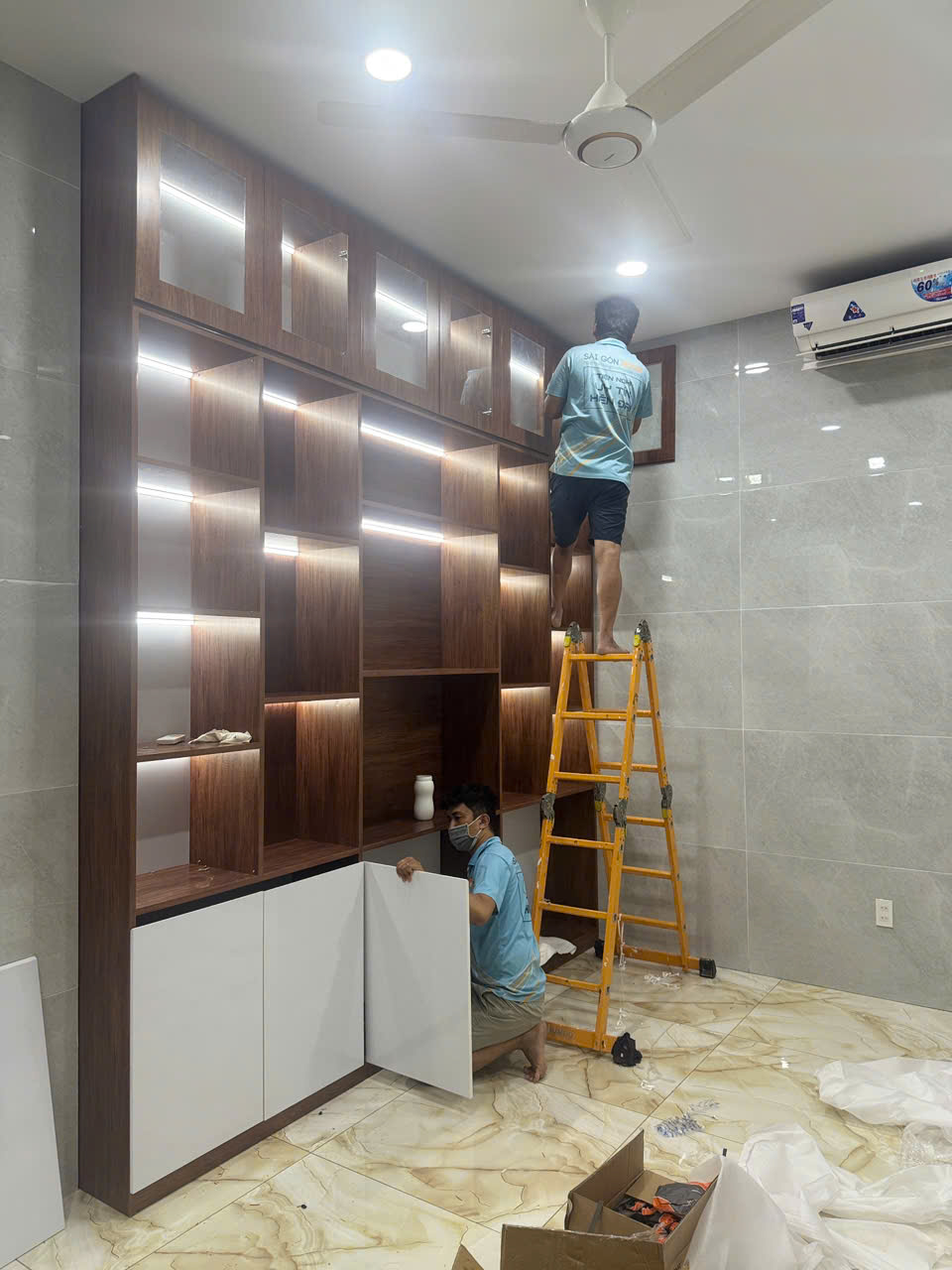 Lắp đặt tủ trưng bày Rượu